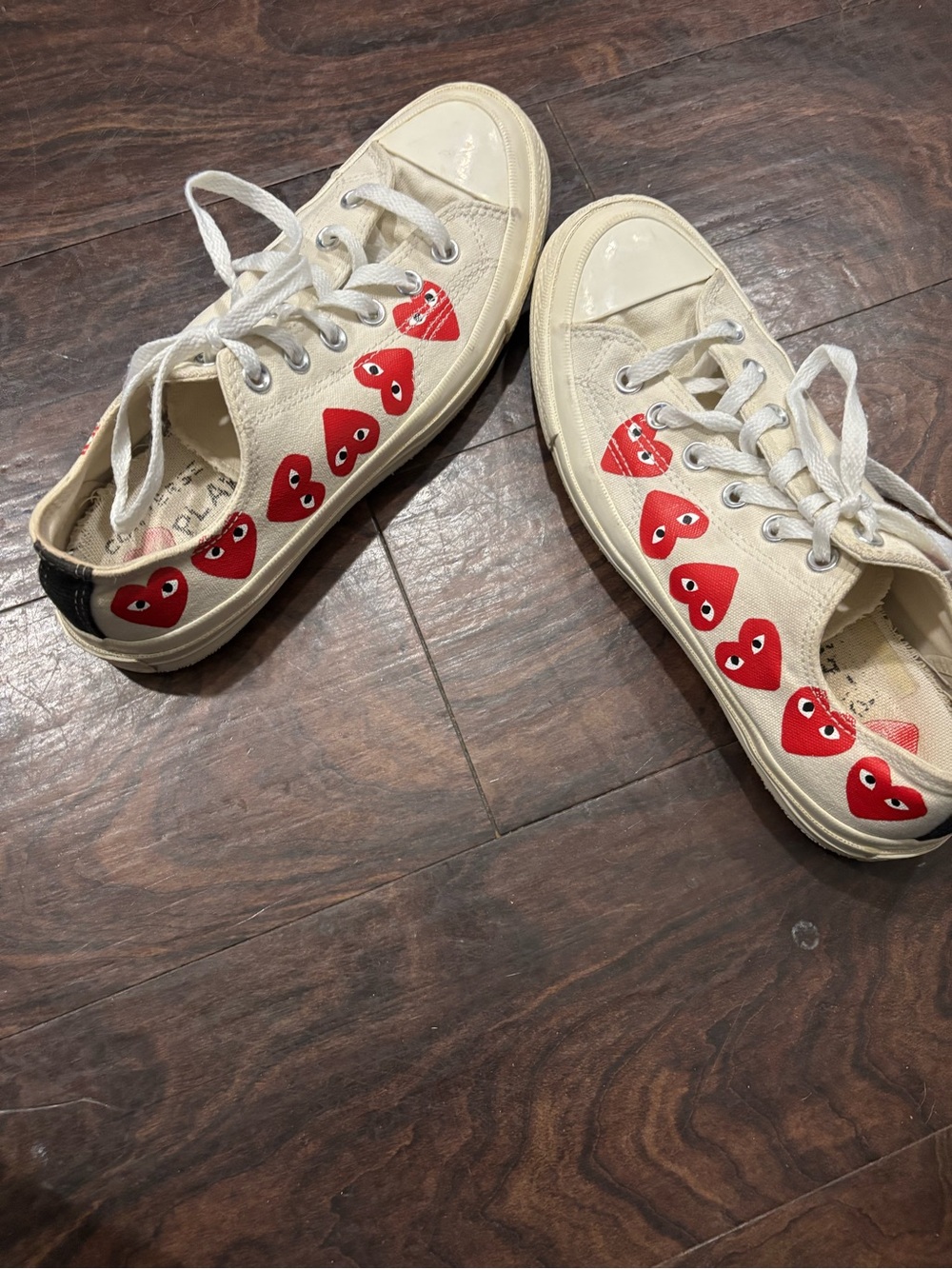 Converse Kids Low-Top Sneakers with Red Heart Motif